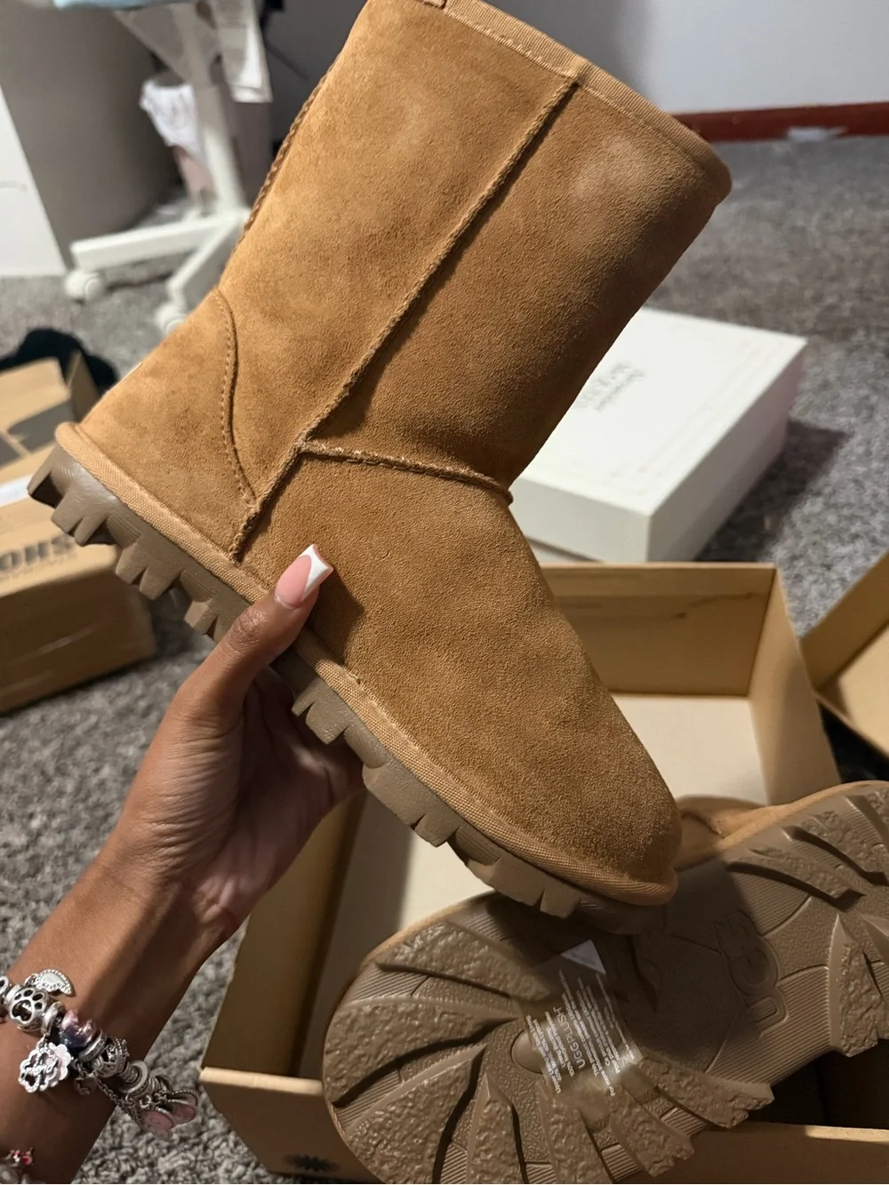 NWT UGG CHESTNUT WOMEN SIZE 7